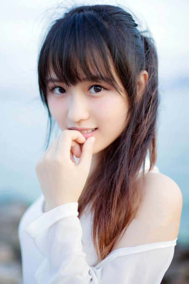 “如果夫君不小气的话，姐姐就真该担忧你的将来了。”大乔苦笑道，如果吕布真的一点反应都没有，那就证明，小乔在吕布眼里，依旧是个玩物，现在整个乔家都迁来了长安，仰吕布鼻息生存，如果他们姐妹失宠了，那对乔家来说，就是一个巨大的打击，就算吕布不去对付乔家，也不会再关照，那些嗅觉敏锐的政客们绝对不会放过这个打击乔家的机会。
